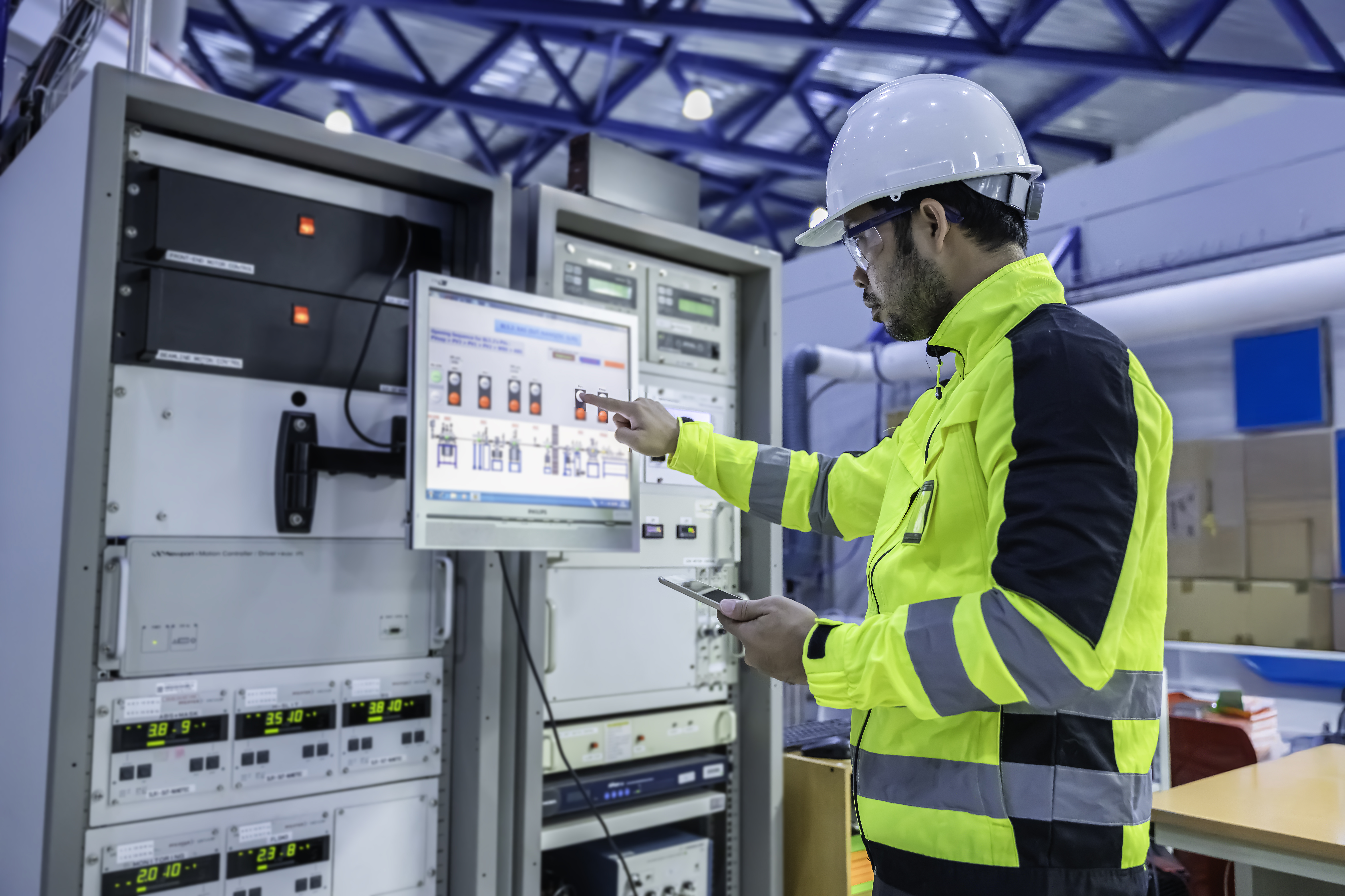 Ingeniera eléctrica revisando tablero